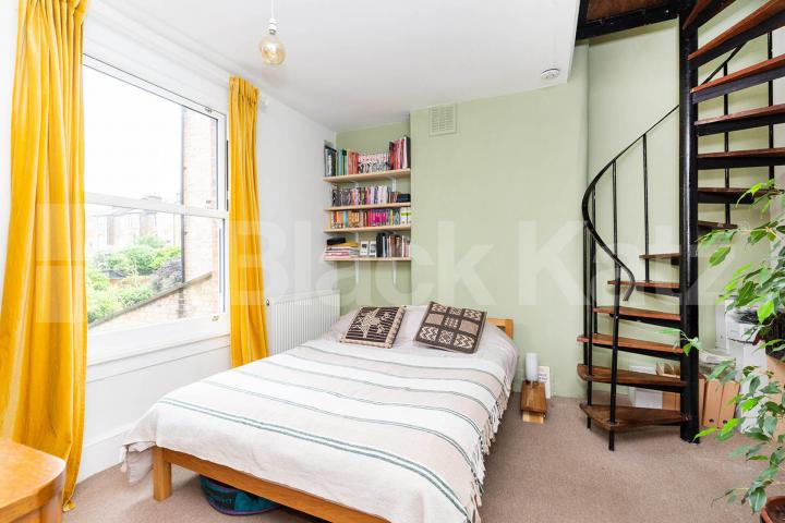 Split level 1 bedroom on a residential street in Highbury Northolme Road, Highbury